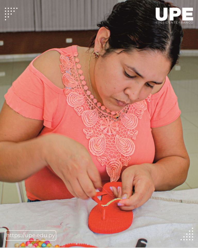 Bordado de Zapatillas: Curso Taller en la UPE 